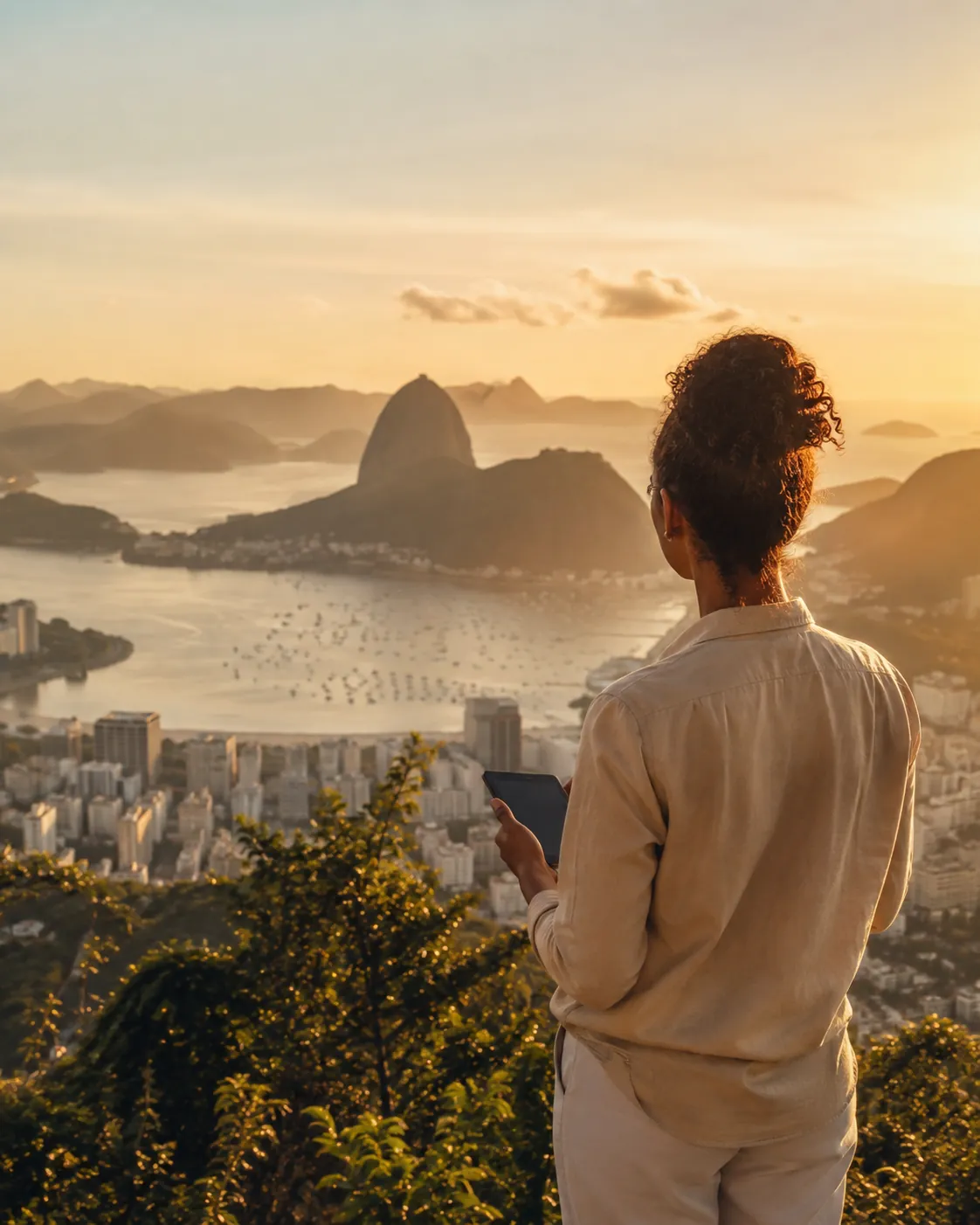 Guia de turismo observando o Rio de Janeiro ao amanhecer